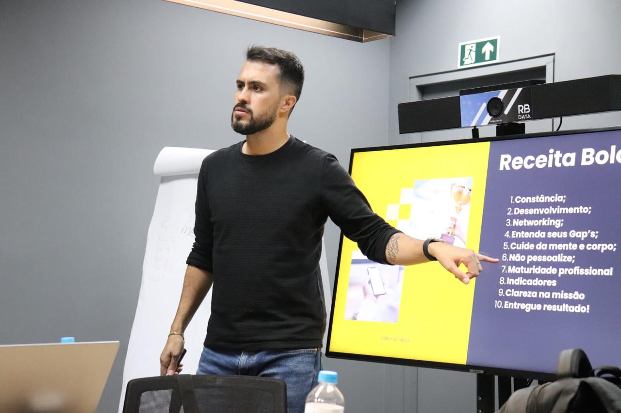 Leandro Rigelo apresentando soluções de gestão